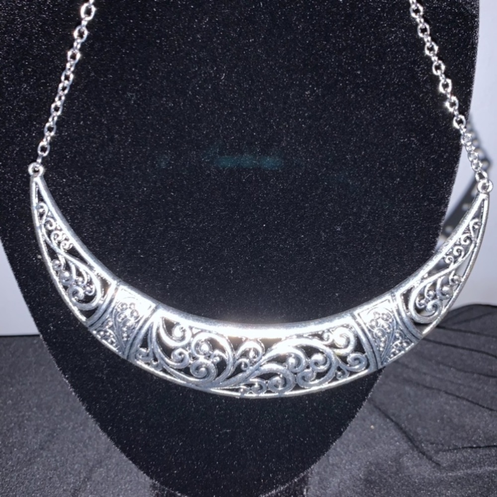 EMBOSSED NECKLACE & EARRING SET. Silver embossed. NWT. - Picture 2 of 2